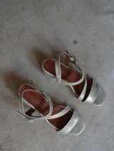 Sandalias negras de cuero con tiras finas y strass, taco cuadrado.