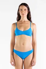 Bombacha de bikini de tiro medio color azul brillante, confeccionada en tejido elástico con protección UV50.