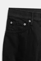 Jeans de tiro medio con diseño de cinco bolsillos, cierre frontal con cremallera y botón metálico, confeccionados en denim azul oscuro con costuras en contraste.