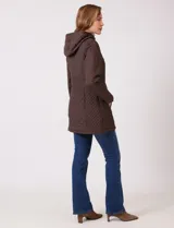 Campera matelassé color marrón con diseño combinado de rombos en el cuerpo y costuras horizontales en las mangas. Cuenta con capucha fija, cierre frontal oculto bajo solapa con botones a presión dorados y ajuste entallado en la cintura.