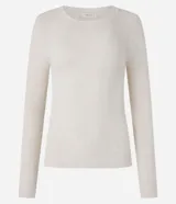 Suéter de punto acanalado color beige, con cuello redondo y mangas largas. Confeccionado en tejido tricot con textura suave y ajuste al cuerpo.