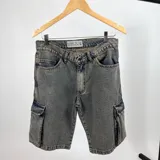 Bermuda de jean cargo color gris con efecto lavado.