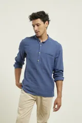 Camisa de lino color salmón con cuello mao, manga larga y bolsillo de parche en el pecho.