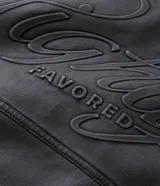 Chaqueta masculina de poliuretano color negro, con diseño de capucha, cierre frontal completo y puños elásticos. Presenta un acabado liso y estructura robusta.
