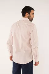 Camisa de manga larga Brooksfield con diseño de cuadros en tonos azules, blancos y negros. Presenta cuello clásico, cierre frontal con botones y logo bordado en el pecho.