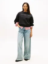 Sweater de cuello redondo color negro, con mangas largas y puños de canalé. Presenta el logo de la marca bordado en el pecho en color blanco.