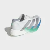 Championes de running Adidas modelo Adizero Adios Pro 4, de color blanco con icónicas tiras plateadas en los laterales y suela con degradé en tonos verde, azul y blanco con amortiguación Lightstrike Pro.
