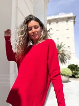 Sweater de punto color rojo, con cuello redondo, manga larga y diseño holgado oversize.