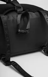 Bolso contenedor negro diseñado para bicicleta, confeccionado en textil de alta resistencia. Cuenta con dos compartimentos independientes con cierres metálicos, dos bolsillos laterales, cinta reflectiva frontal y correas reforzadas para montaje.