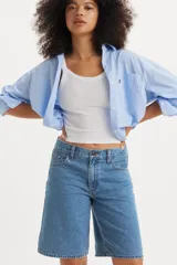 Short de jean de tiro medio, corte recto y largo hasta la rodilla.