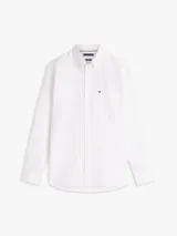 Camisa Tommy Hilfiger de corte regular, confeccionada en algodón Oxford elástico y ligero. Presenta cuello con botones, cierre frontal abotonado, mangas largas con puños redondeados y un bolsillo de parche en el pecho con el logo bordado.