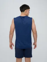 Musculosa deportiva Umbro modelo Axis para hombre, de color azul marino, con cuello redondo y logo impreso en el pecho.