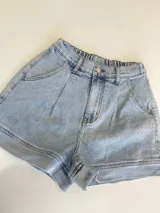 Short de jean celeste con terminaciones desflecadas.