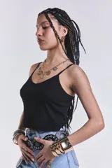 Musculosa corta de morley color negro, con tirantes finos y escote en V.