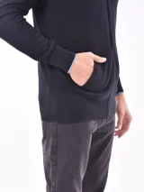 Campera azul marino de tejido de punto con cierre frontal, cuello alto y bolsillos laterales.