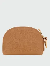 Monedero semicircular Longchamp de la línea Le Foulonné, confeccionado en cuero granulado color tostado. Cuenta con cierre superior de cremallera metálica dorada y tirador con argolla lateral.