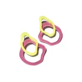 Par de aros colgantes con dos figuras geométricas irregulares, una rosa y otra amarilla.