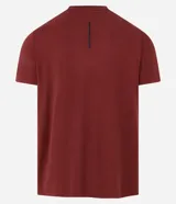 Remera deportiva de hombre con tecnología dry fit, cuello redondo y mangas cortas. Presenta un diseño minimalista con etiqueta aplicada en el dobladillo y detalles a contraste.