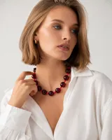 Collar de cristales checos en color bordó con abalorios pequeños rojos, diseño corto con cierre de acero.