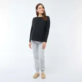 Camiseta negra de manga larga con cuello redondo.