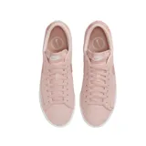 Championes Nike Blazer Low Platform de color rosado con textura de tejido tipo waffle. Presenta el icónico swoosh de Nike en el lateral en un tono rosado más intenso, cordones al tono y una suela de plataforma blanca de goma.