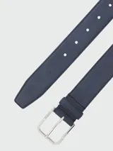 Cinturón Boss modelo Madison de cuero con textura granulada, hebilla metálica plateada y presilla a tono.