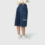 Bermuda de jean estilo baggy, confeccionada en denim de algodón premium con textura rústica. Presenta un diseño de corte amplio, costuras reforzadas en contraste y un bordado distintivo en la parte inferior de la pierna.