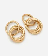 Aros de diseño circular formados por múltiples argollas metálicas entrelazadas con acabado brillante en tono dorado.