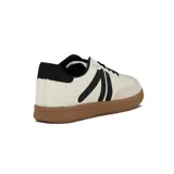 Championes urbanos Austral modelo Boreal, de color beige con detalles en negro y suela de goma marrón.
