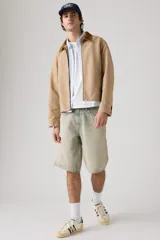 Short de denim estilo baggy, color celeste lavado, con tiro medio y diseño amplio de corte largo hasta las rodillas.