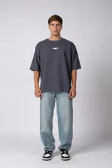 Remera oversize negra de manga corta, con cuello redondo y pequeño estampado frontal con las letras "CNPT".