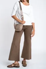 Remera de algodón con elastano, color negro, con mangas 3/4 y cuello redondo. Presenta un calce al cuerpo y está confeccionada en algodón peinado suave y resistente.