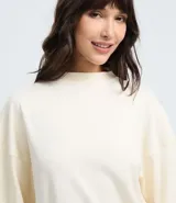 Remera de corte holgado y diseño básico, confeccionada en algodón. Presenta cuello redondo y mangas cortas con caída relajada.