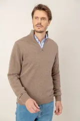 Sweater de lana lambswool color beige, con diseño de medio cierre frontal y cuello alto.