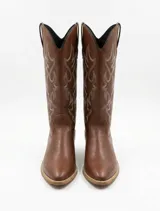Bota estilo texana de caña alta, color marrón chocolate, con costuras decorativas en contraste en la caña y taco cuadrado bajo.