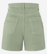 Short de mujer de sarga color beige claro, tiro alto, con pespunte contrastante en color blanco o crema. Presenta un corte regular y bolsillos delanteros y traseros.