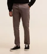 Pantalón skinny negro de sarga con elastano, estilo social, con cierre de botón y cremallera, y cintura con trabillas.