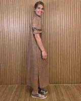 Vestido midi marrón con textura sutil, cuello alto fruncido, cierre frontal con botones y mangas cortas abullonadas con elástico.