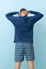 Bermuda de hombre azul con estampado de flores blancas y cordón ajustable en la cintura.