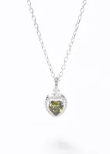 Collar de plata 925 con cadena forcet y dije en forma de corazón con una zirconia verde oliva rodeada de zirconias pequeñas.