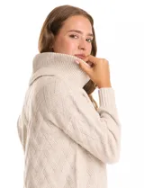 Buzo de punto grueso con textura en relieve, de cuello volcado y mangas largas con hombros caídos. Presenta puños y ruedo con terminación en rib.