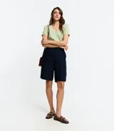 Remera básica celeste de media malla, con escote en V y mangas cortas.