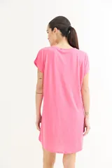 Vestido corto color verde agua con estampado de flor lineal, de corte recto y manga corta. Incluye cinturón de jean anudado a la cintura.