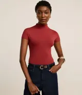 Body manga corta color borgoña, con cuello redondo medio y cierre inferior.