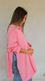 Camisa oversize de corte holgado, color verde militar, con mangas largas y cuello clásico.