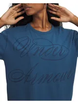 Remera de manga corta Under Armour con corte holgado y hombros caídos. Presenta un diseño de cuello acanalado y un estampado gráfico con letras cursivas en el frente.