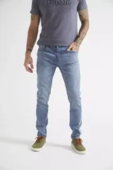 Jean de corte skinny para hombre, con diseño de cinco bolsillos, pasacintos y cierre frontal. Confeccionado en denim de tono azul claro con acabado lavado.