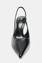 Zapato de tacón alto tipo stiletto, color negro, con diseño destalonado y tira elástica trasera. Presenta punta fina y tacón fino.
