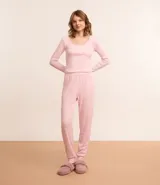 Pijama femenino de dos piezas confeccionado en tejido ribana, compuesto por una blusa de manga larga con cuello redondo y detalle de botones, y un pantalón largo.