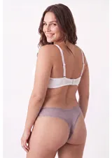 Pack de dos bombachas tipo vedetina color gris claro con estampado sutil y detalles de encaje en la cintura y las piernas, con un pequeño lazo decorativo al frente.
